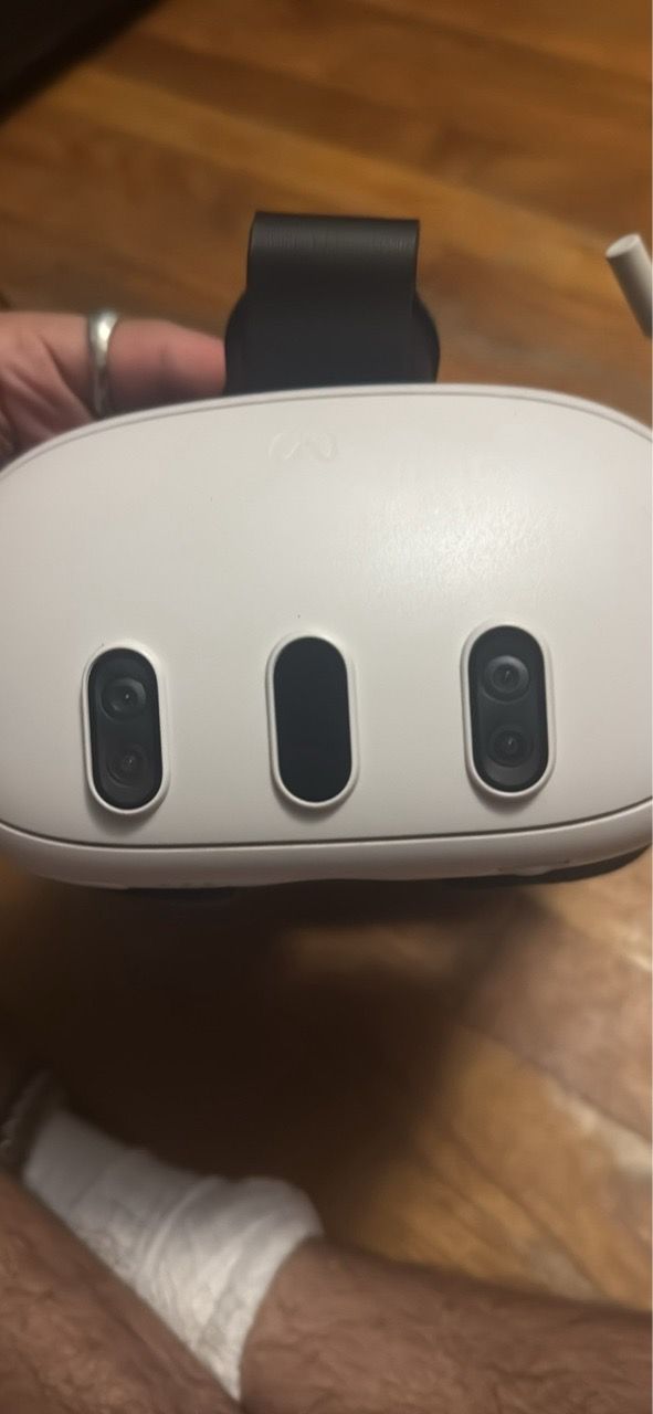 Quest 3 w/ battery pack and quest pro controllers - photo 4