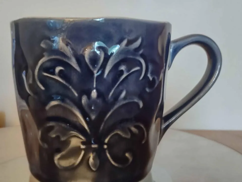 Beautiful Huge 750ml Embossed Floral Emblem Mug image indicator(3)