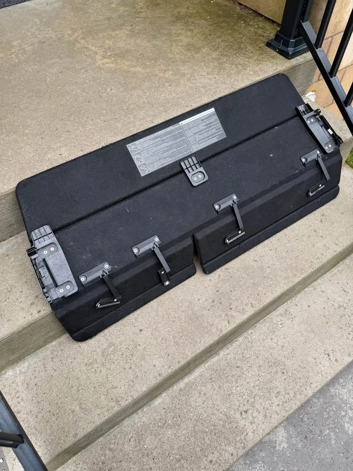 OEM Infiniti Tonneau Cargo Cover 2014–2018 - photo 2