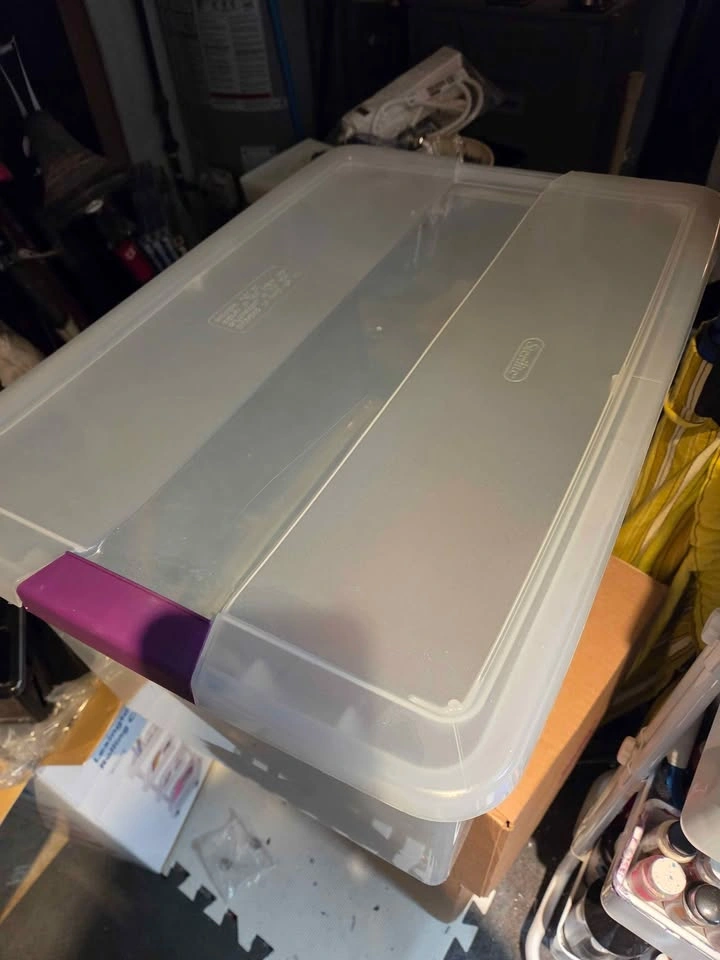 Free items: Tupperware, containers, and wallet alot more - photo 4