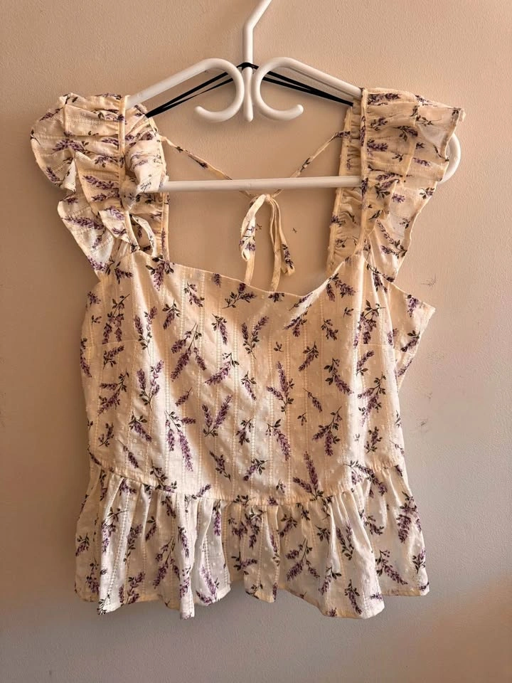 *With Tag on* H&M floral peplum blouse with flutter sleeves