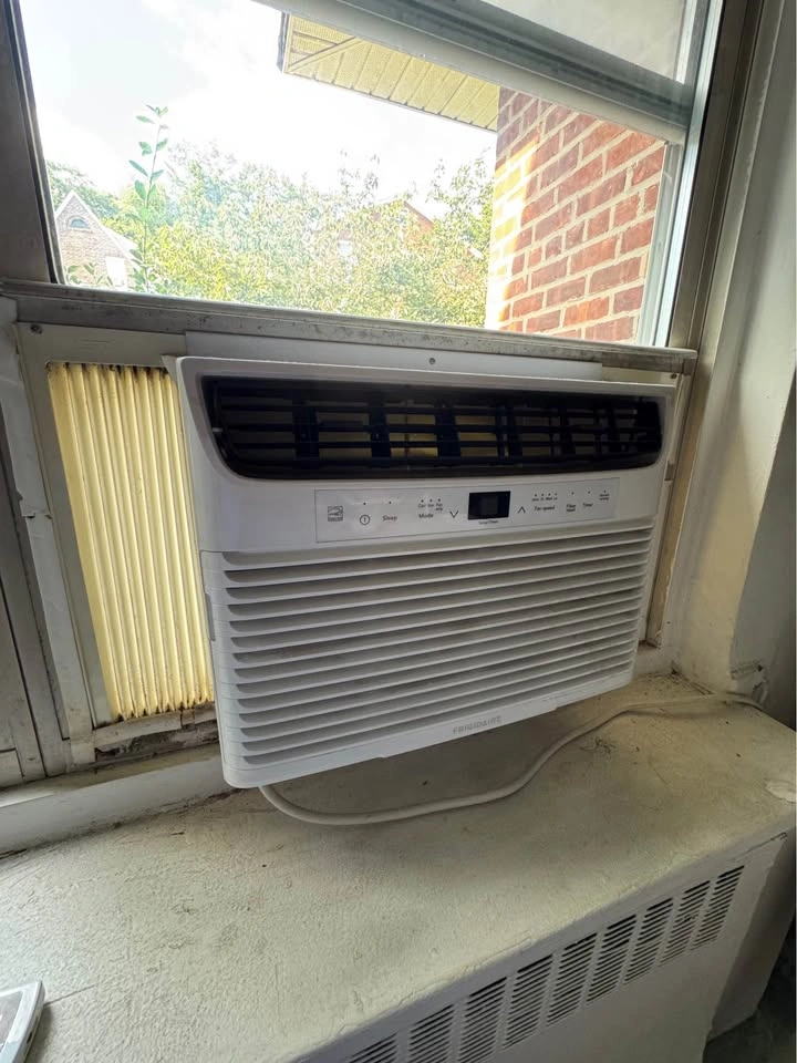 Frigidaire 10,000 BTU Window Air Conditioner - photo 3