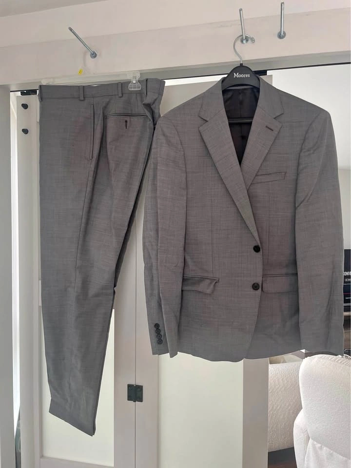 Light Grey Calvin Klein Suit (42R, 36W)