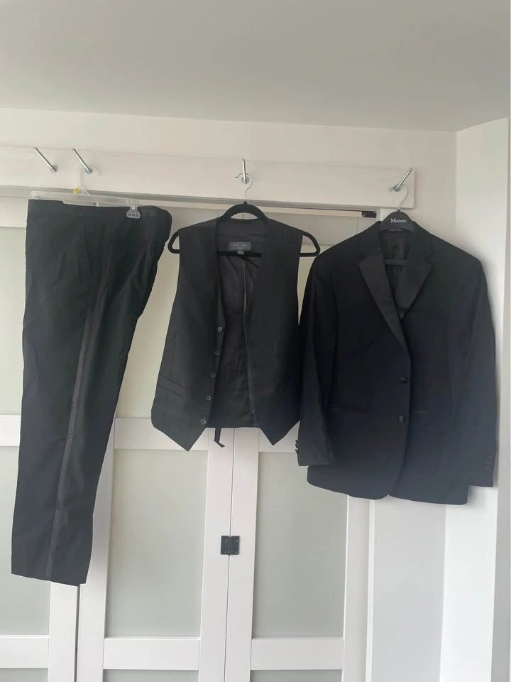 3-Piece Tuxedo - Pronto Uomo (40R / 34W) + M Vest - photo 2