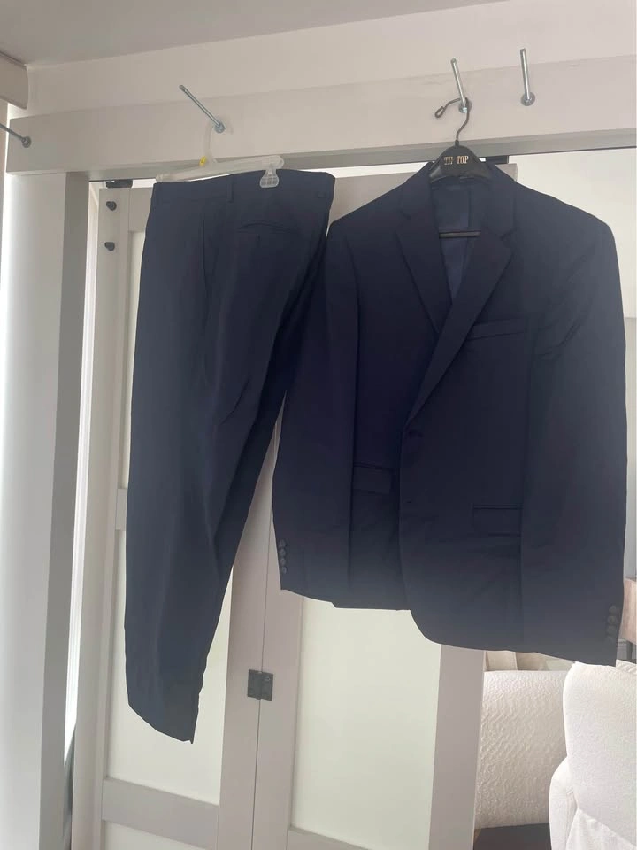 Navy Blue Joseph Abboud 2-Piece Suit (42R 36W) - photo 2