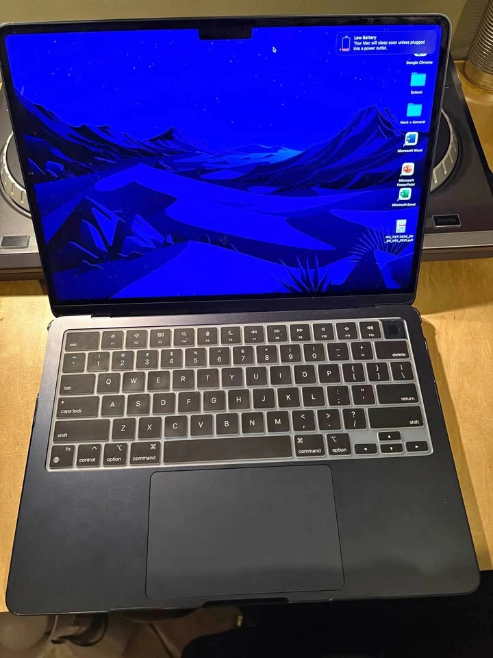 MacBook Air M2 (2022) 13.6” Midnight – 8GB / 256GB