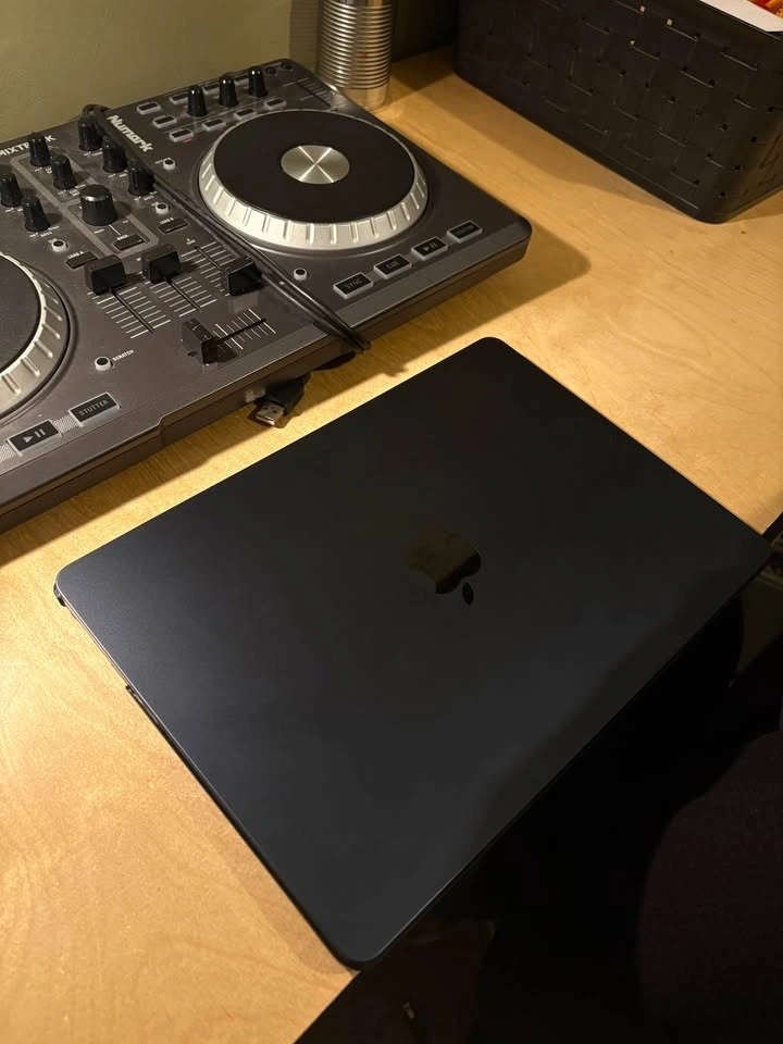 MacBook Air M2 (2022) 13.6” Midnight – 8GB / 256GB - photo 3