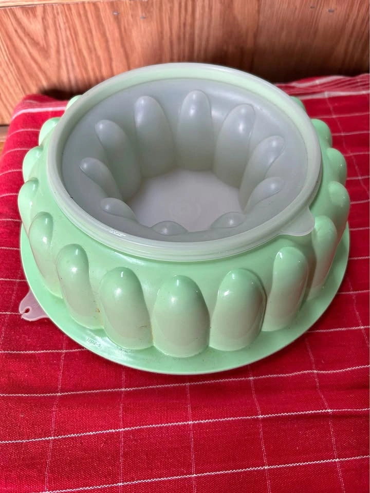 Vintage Tupperware Jel-Ring Mold