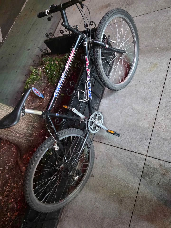 Mongoose Mountain Bike 26” – Good Condition – Needs Front Brake - photo 4