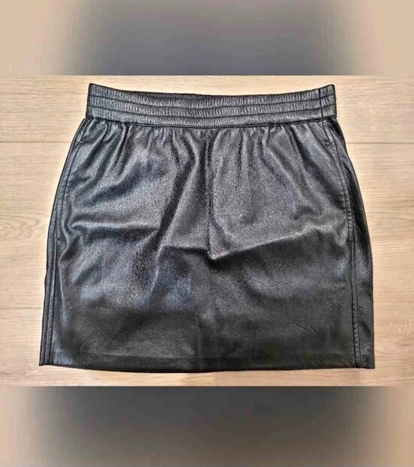 Babaton Women XS Black Faux Leather Elastic-Waist Mini Skirt