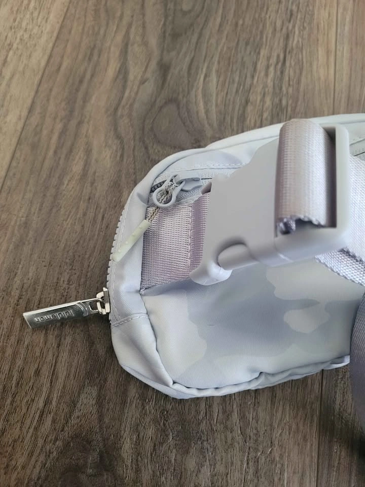 Lululemon White Camo Belt Bag - photo 4