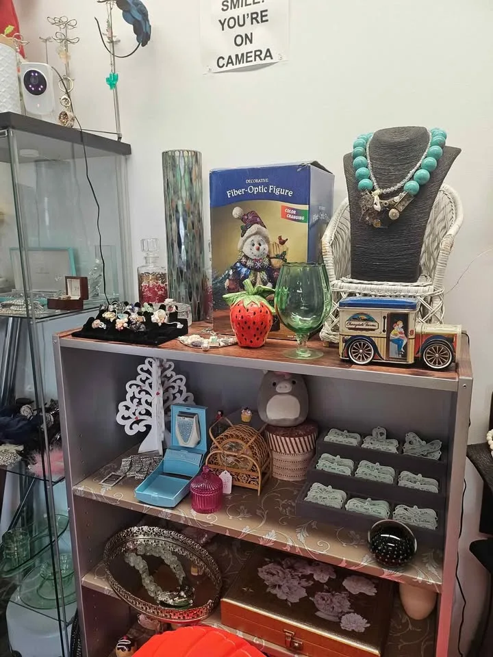 Vintage Jewelry, Ceramic, Lamp, Mirrors image indicator(4)