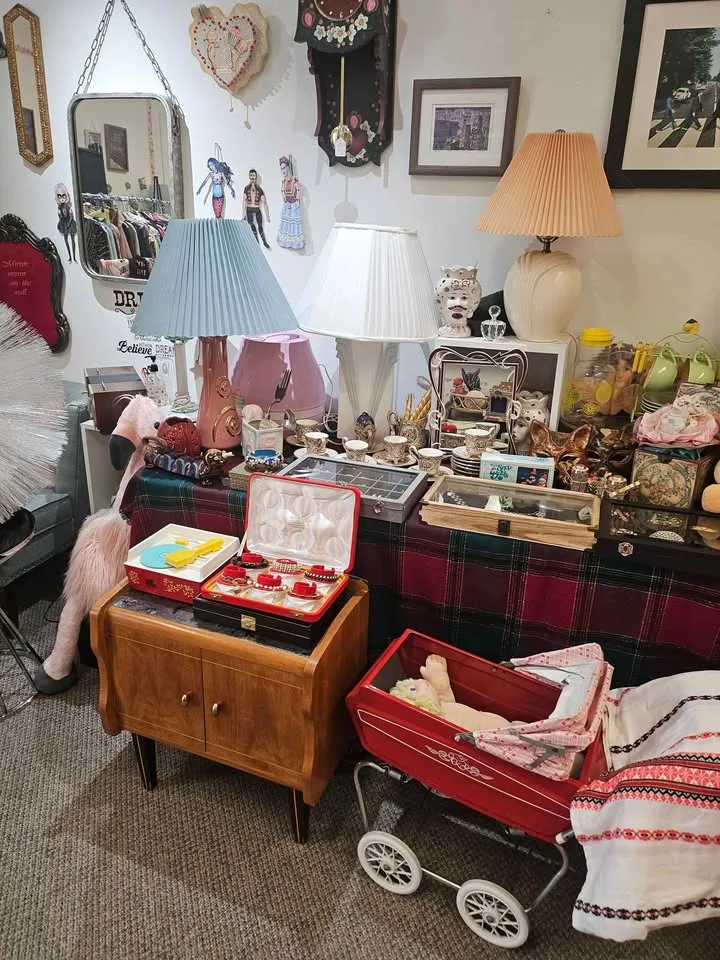 Vintage Jewelry, Ceramic, Lamp, Mirrors image indicator(6)