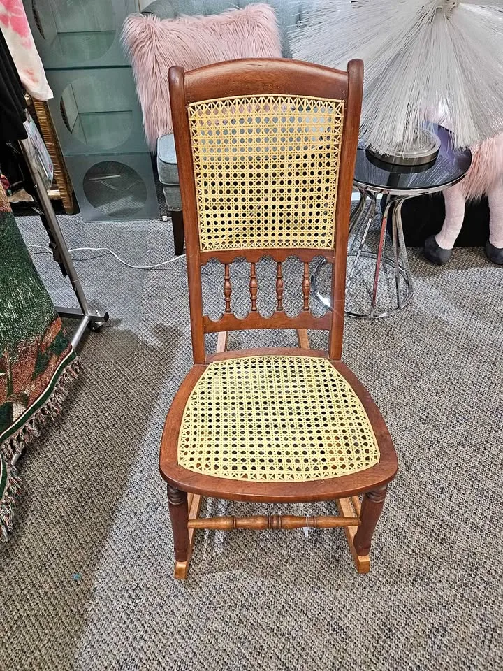 Vintage rocking chair in great conditions thumbnail