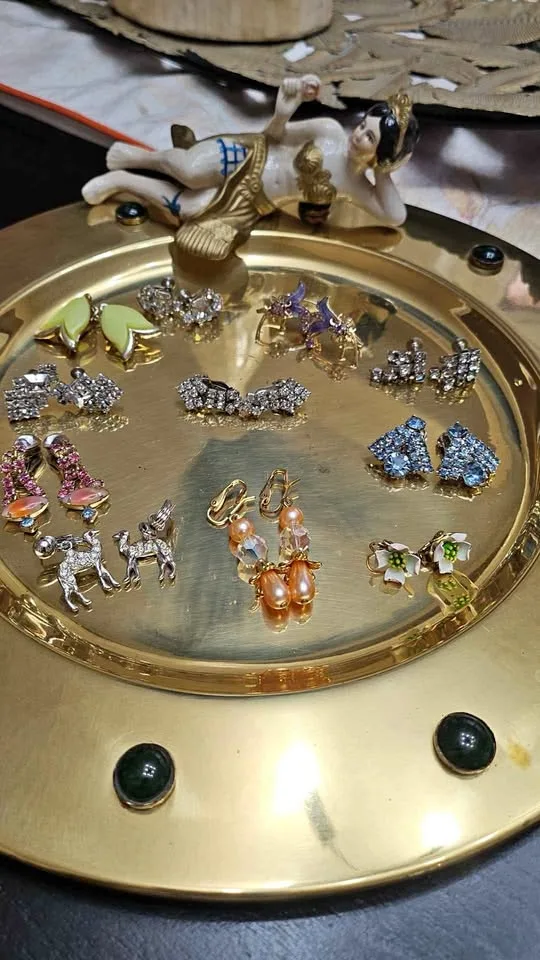 11 pairs of vintage earrings from 1950s to 1970 thumbnail