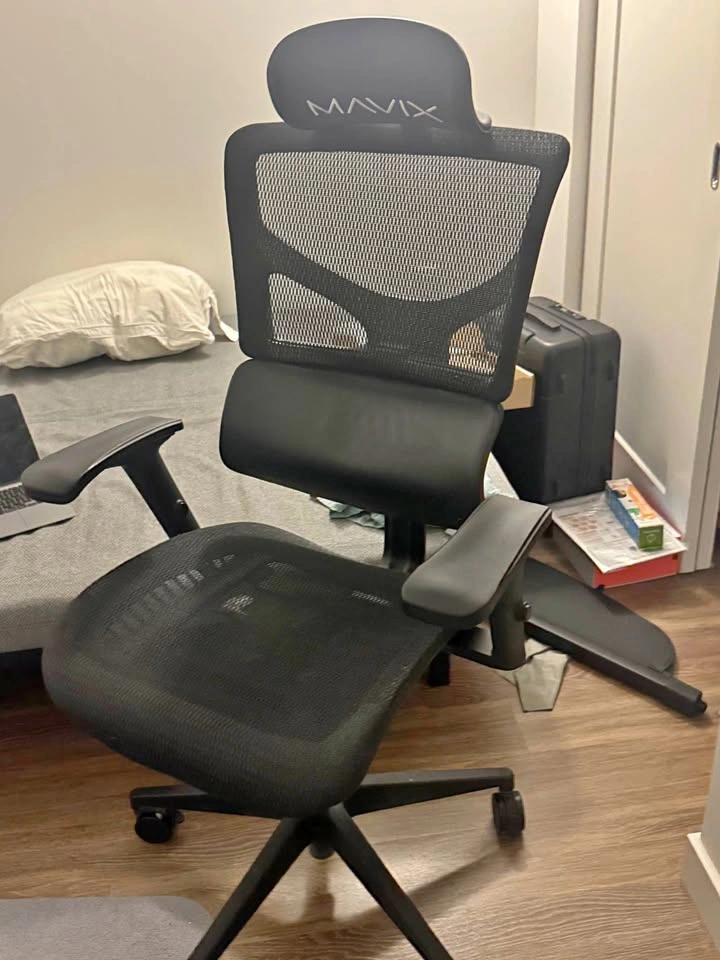 MAVIX gaming chair - lightly used, no scratches