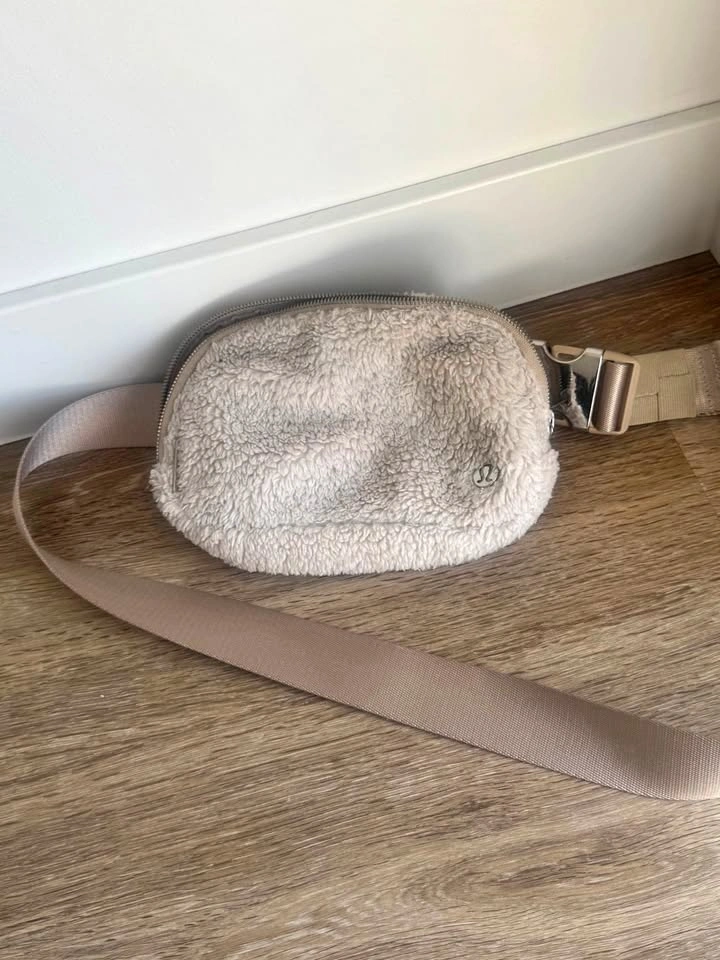 Lululemon Everywhere Belt Bag
