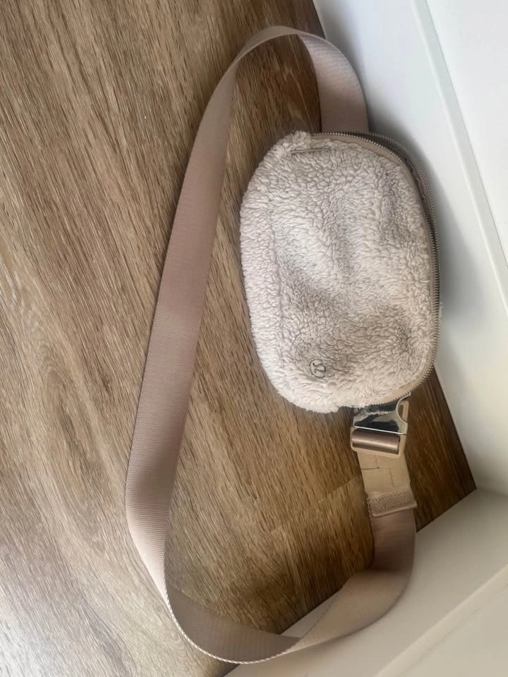 Lululemon Everywhere Belt Bag - photo 2