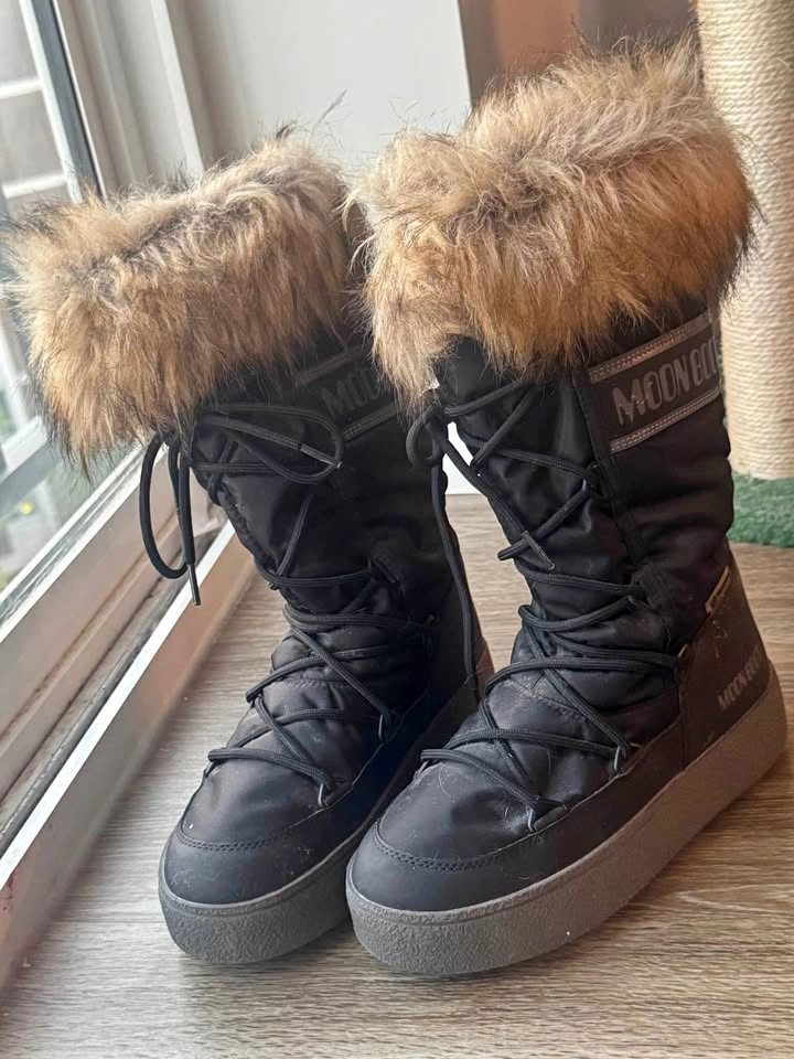 Female moon boots - US SIZE 7