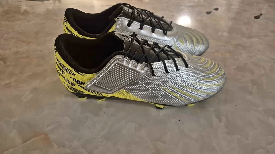 SpeedTech Youth Soccer Cleats Size 3 – Silver/Yellow