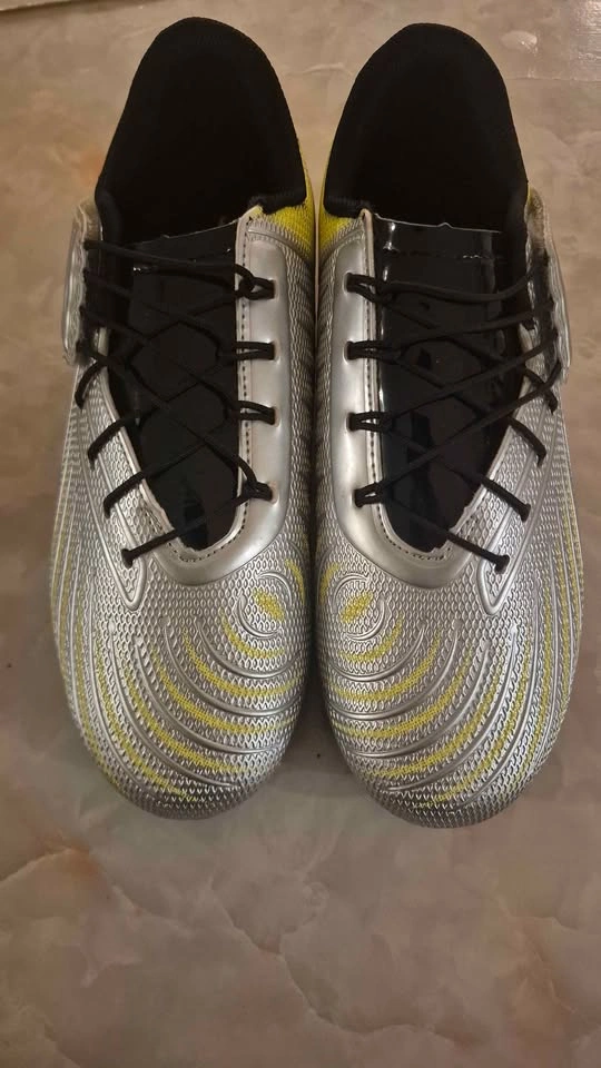 SpeedTech Youth Soccer Cleats Size 3 – Silver/Yellow - photo 2