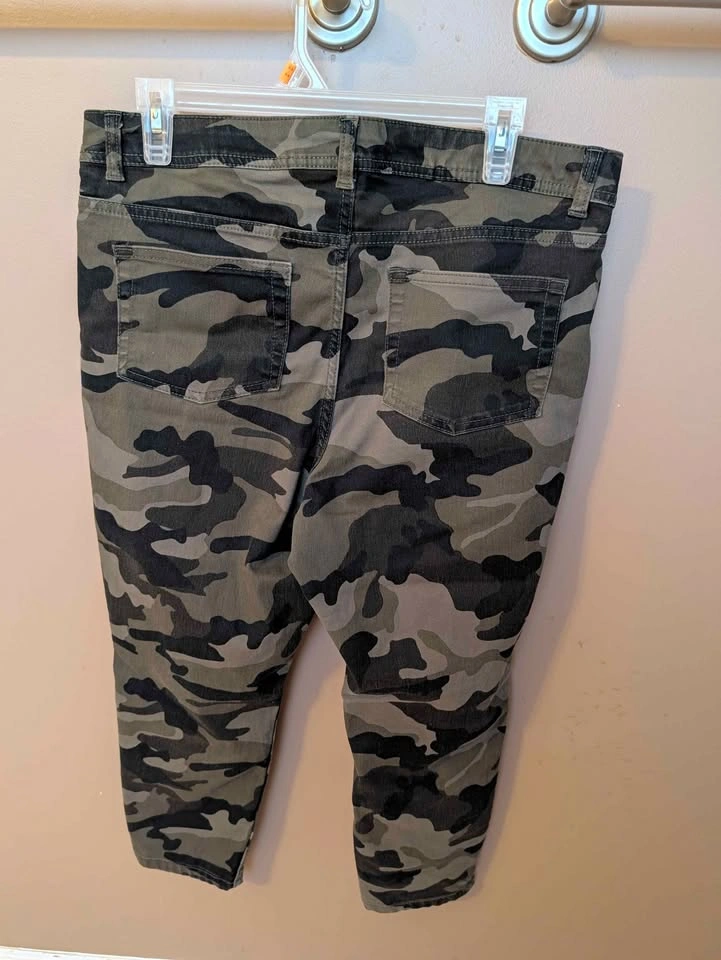 Womens Camo Print Pants Size 12 - photo 3
