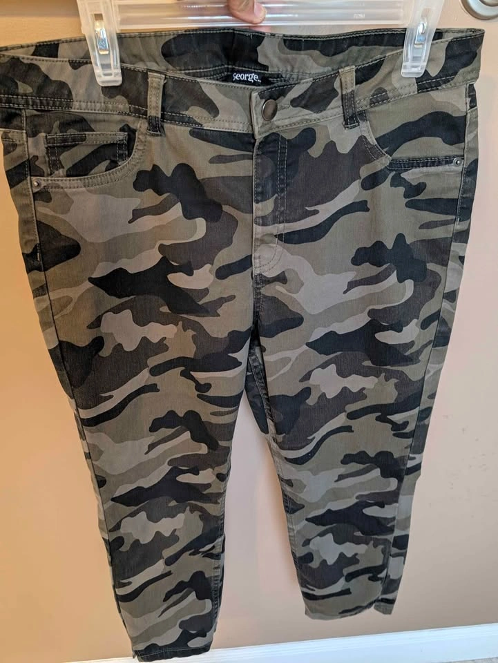 Womens Camo Print Pants Size 12 - photo 4