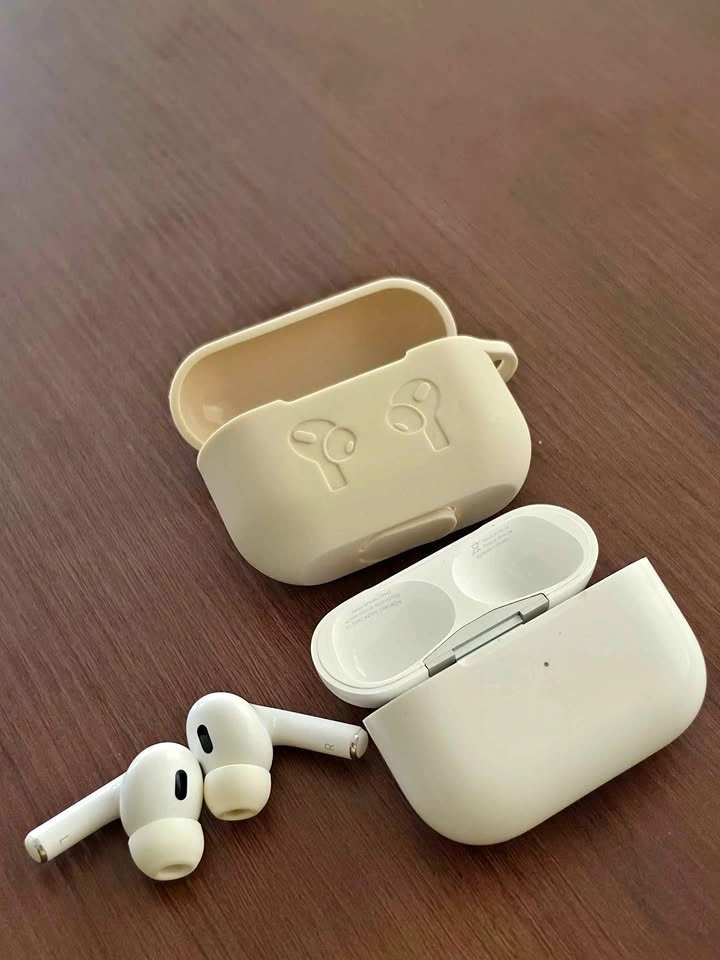 Apple AirPods Pro 2nd Generation – Excellent Condition