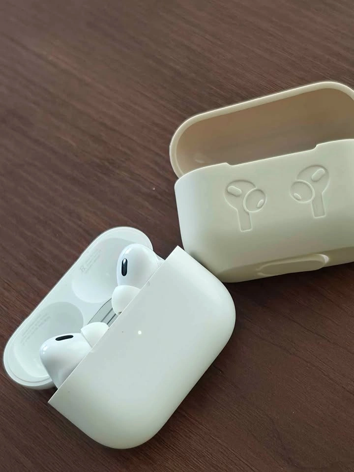 Apple AirPods Pro 2nd Generation – Excellent Condition - photo 2