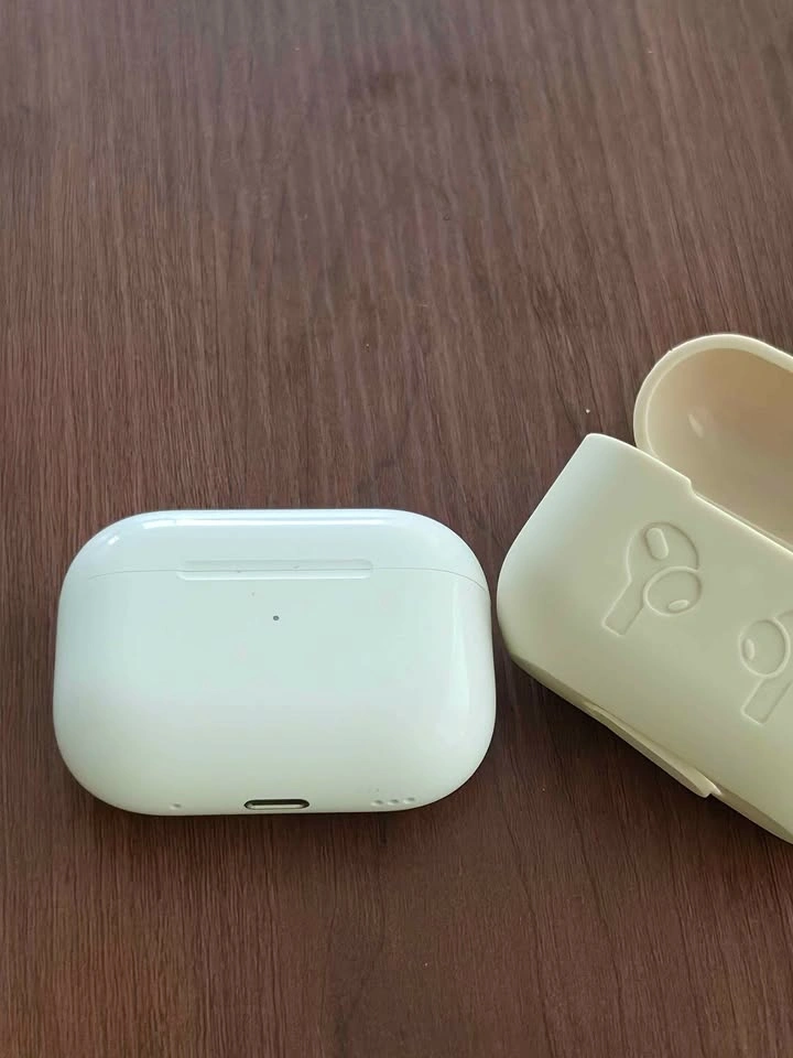 Apple AirPods Pro 2nd Generation – Excellent Condition - photo 3