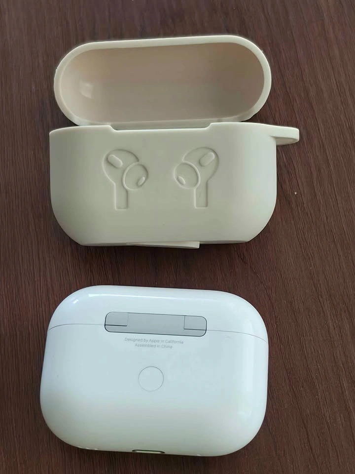 Apple AirPods Pro 2nd Generation – Excellent Condition - photo 4
