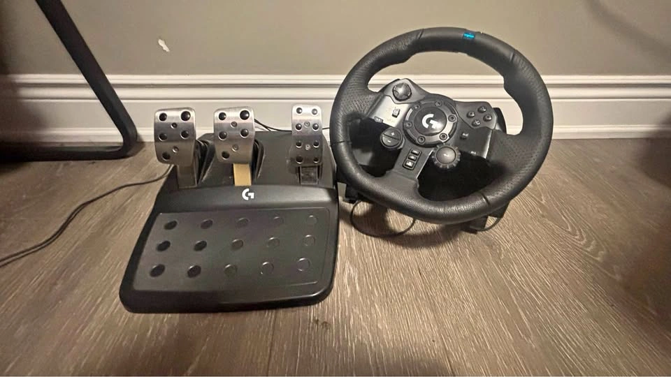Logitech G923 Racing Wheel + Pedals Barely Used