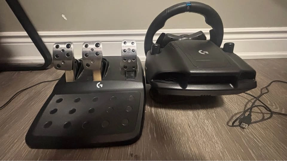 Logitech G923 Racing Wheel + Pedals Barely Used - photo 2