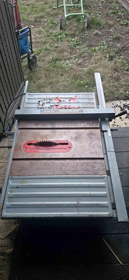 Delta 10" Table Saw with T-Square Fence (Model 36-390C)
