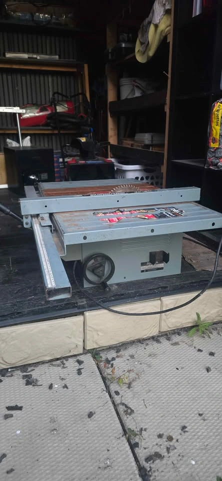 Delta 10" Table Saw with T-Square Fence (Model 36-390C) - photo 2