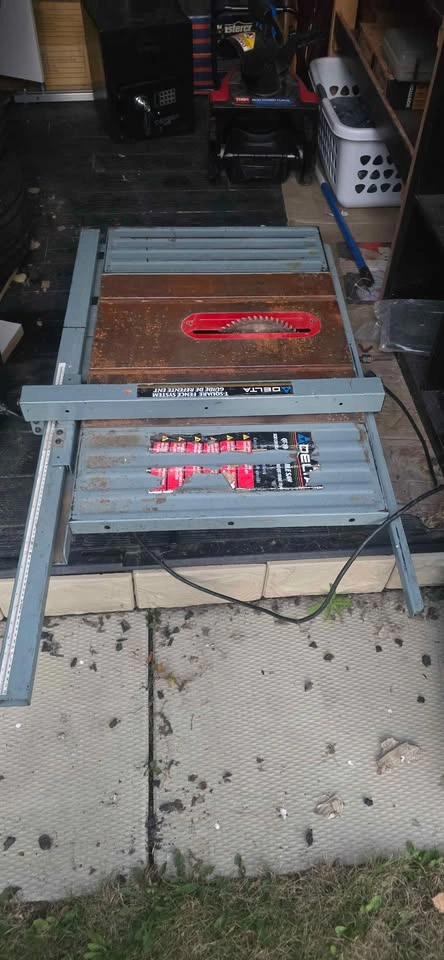 Delta 10" Table Saw with T-Square Fence (Model 36-390C) - photo 3