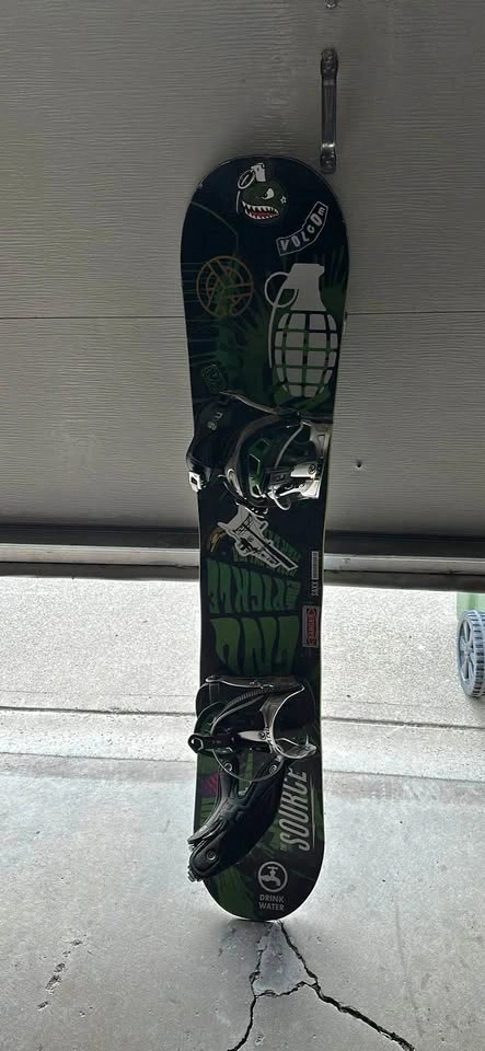 GNU Park Pickle 153cm Snowboard w/ Bindings – Freestyle / Park - photo 2
