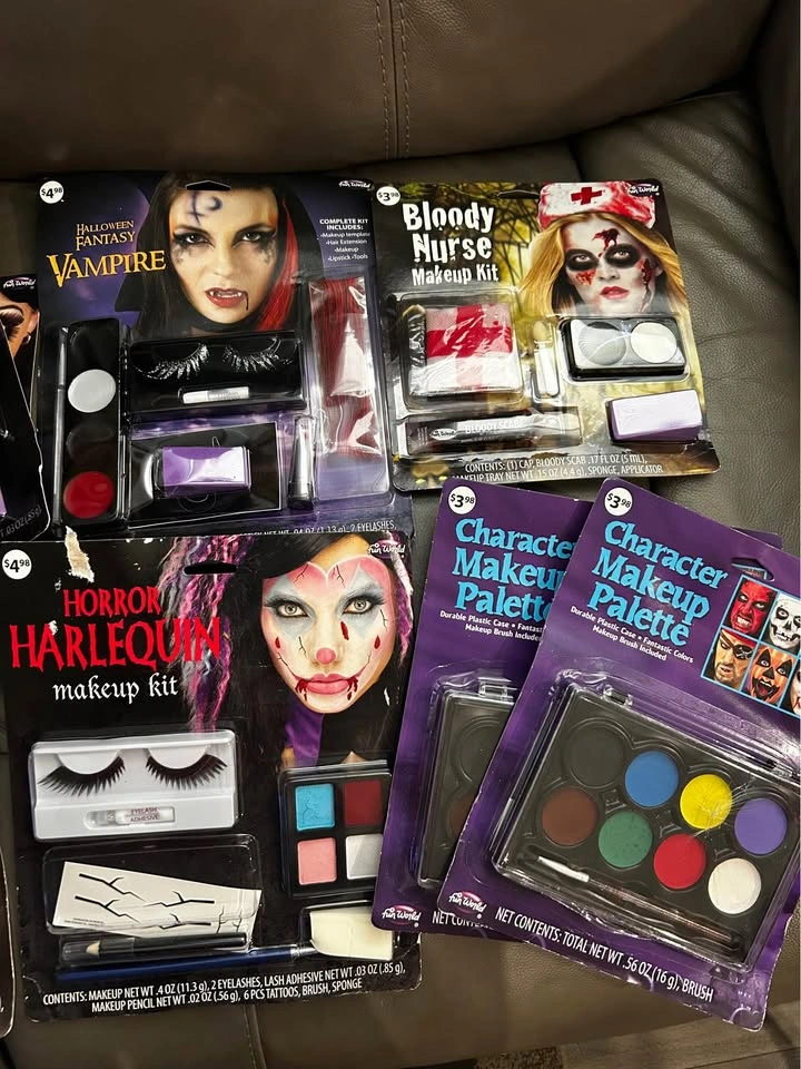 Halloween makeup and decorations - photo 2