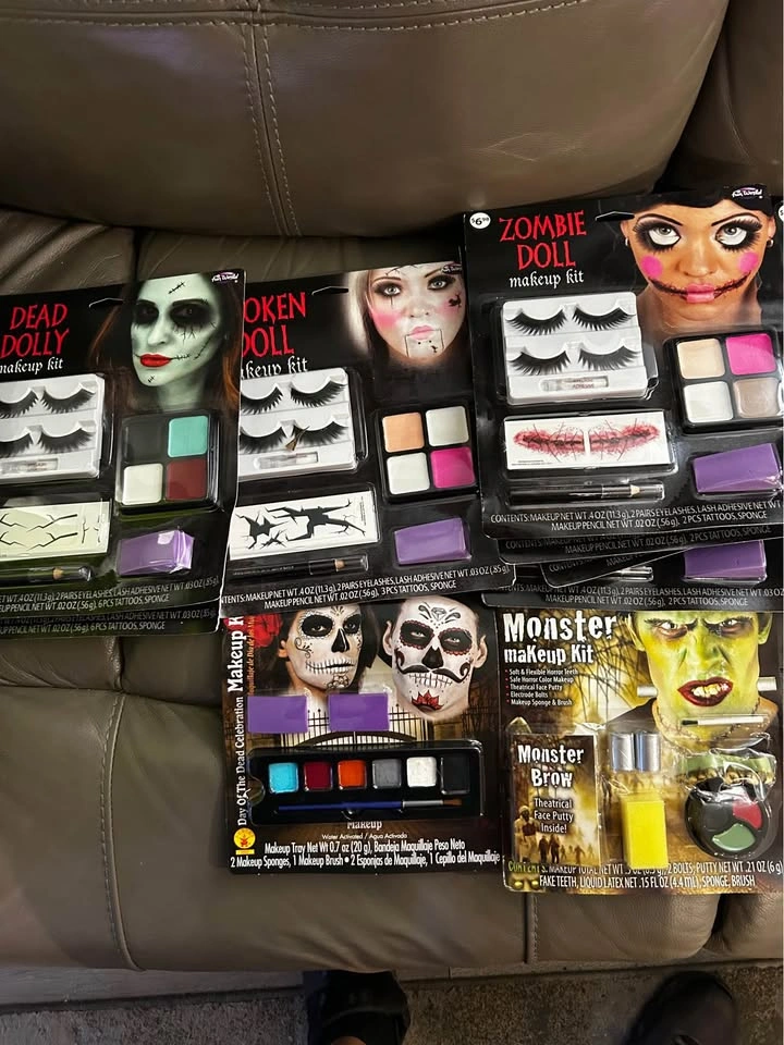 Halloween makeup and decorations - photo 3