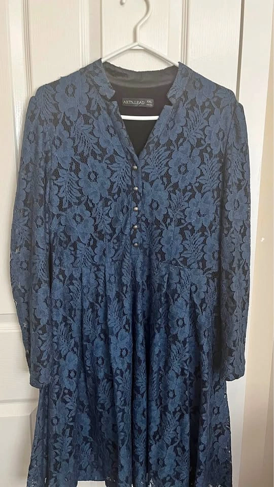Elegant Navy/Blue Floral Lace Long-Sleeve Dress – Like New