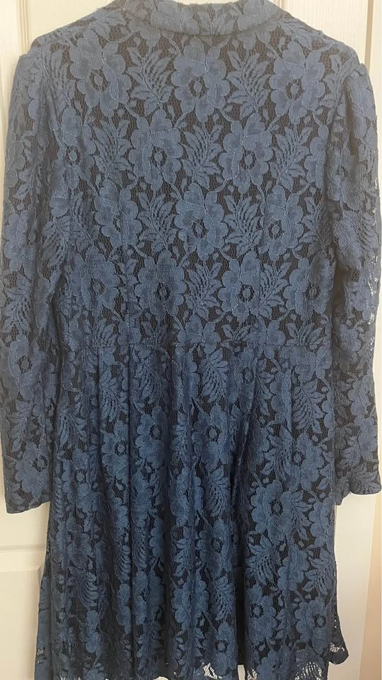 Elegant Navy/Blue Floral Lace Long-Sleeve Dress – Like New - photo 2