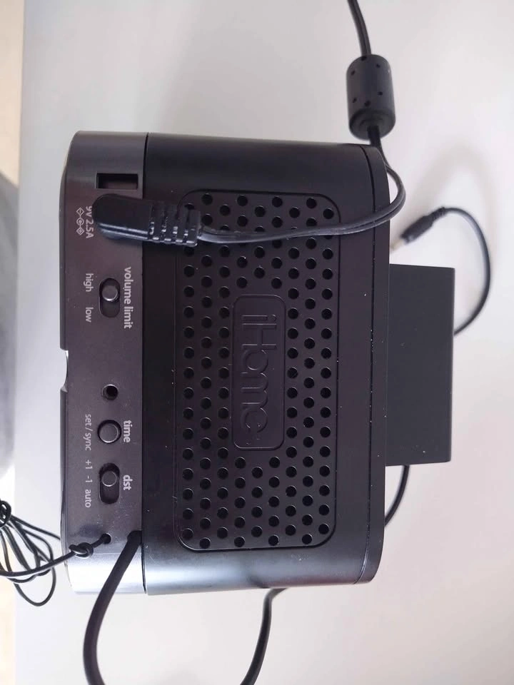 iHome Alarm Clock - photo 3