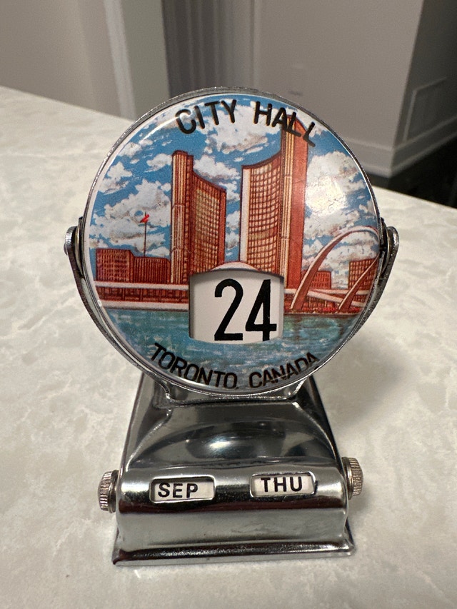 Vintage metal flip mechanical desk perpetual calendar souvenir