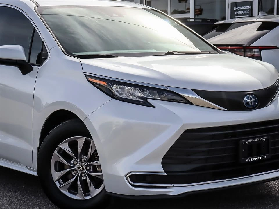 2023 Toyota Sienna XLE FWD - photo 2