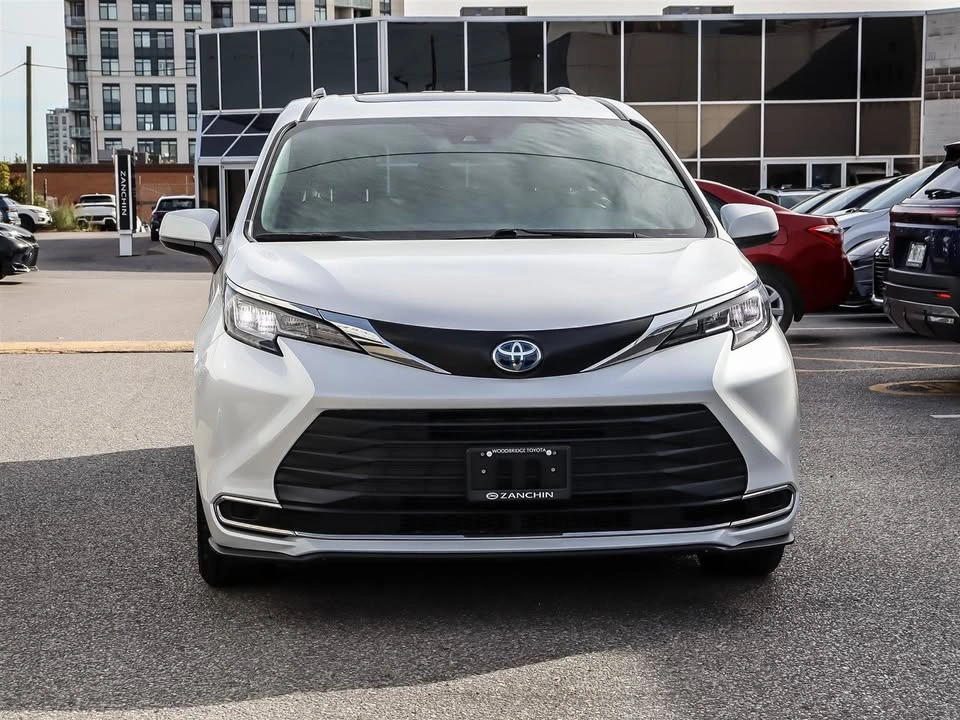 2023 Toyota Sienna XLE FWD - photo 3