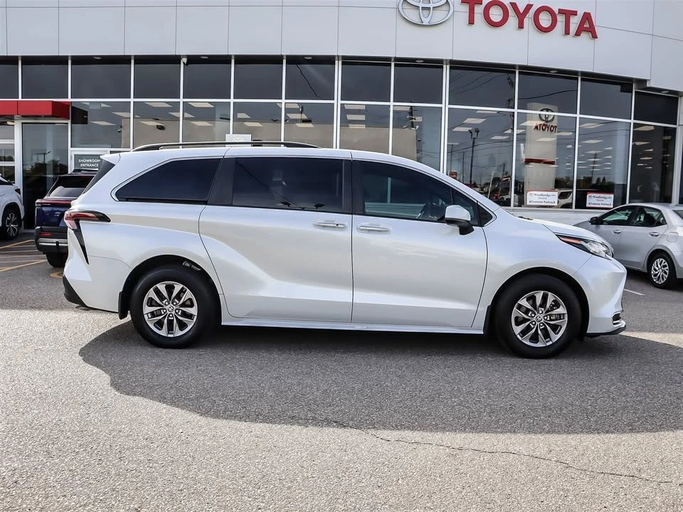 2023 Toyota Sienna XLE FWD - photo 4