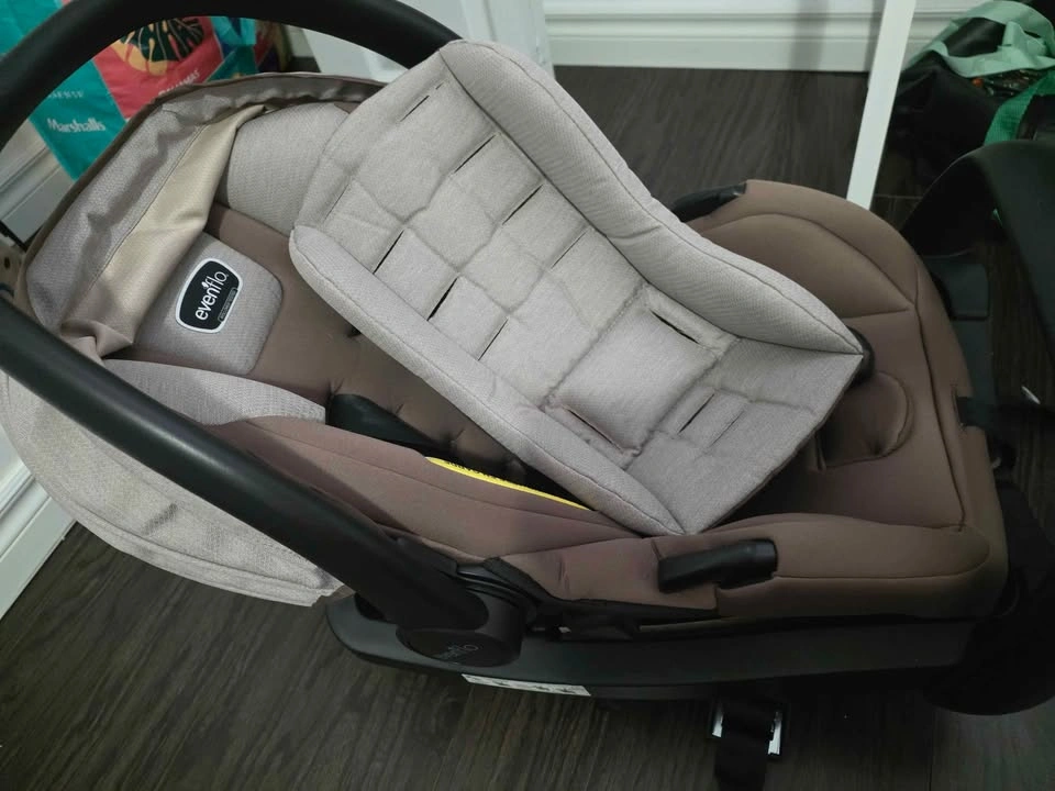 Car Seat with Base evenflo - photo 3