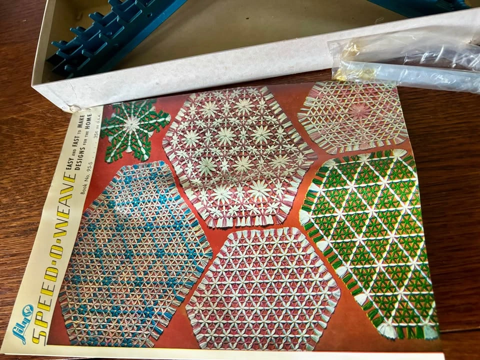Vintage Lily Speed O Weave Handicraft Weaving Loom Kit - photo 3