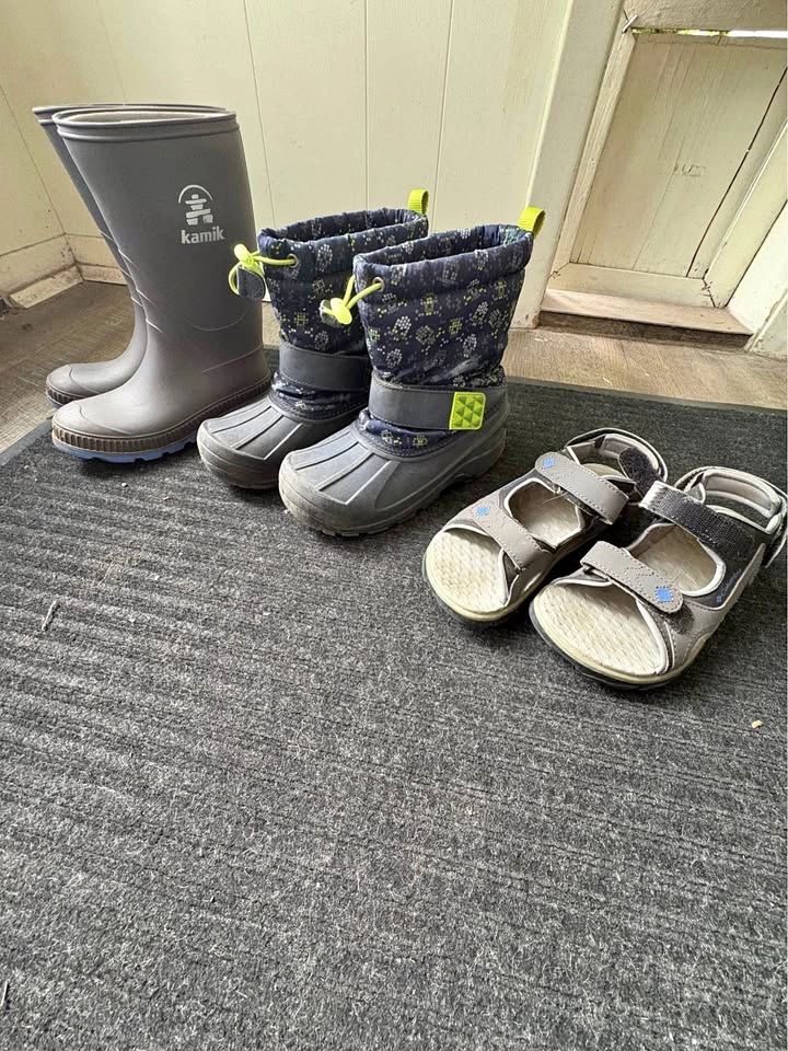 Boys Size 2 Footwear Lot (Kamik Rain Boots, Winter Boots)
