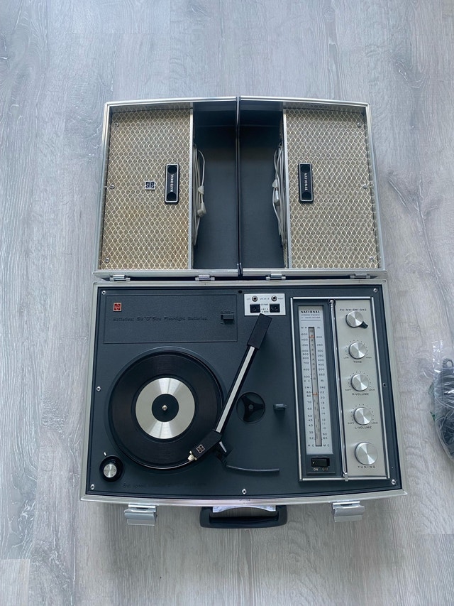 1960’s Vintage National Portable Record Player and Radio - photo 2